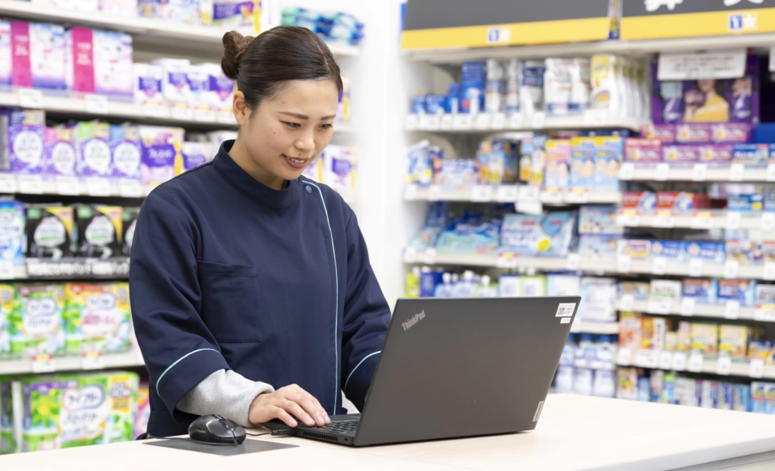 IさんがカウンターでPC作業をしている様子。