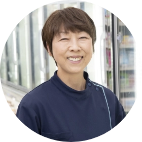 丸く切り取られたFさんの笑顔写真。